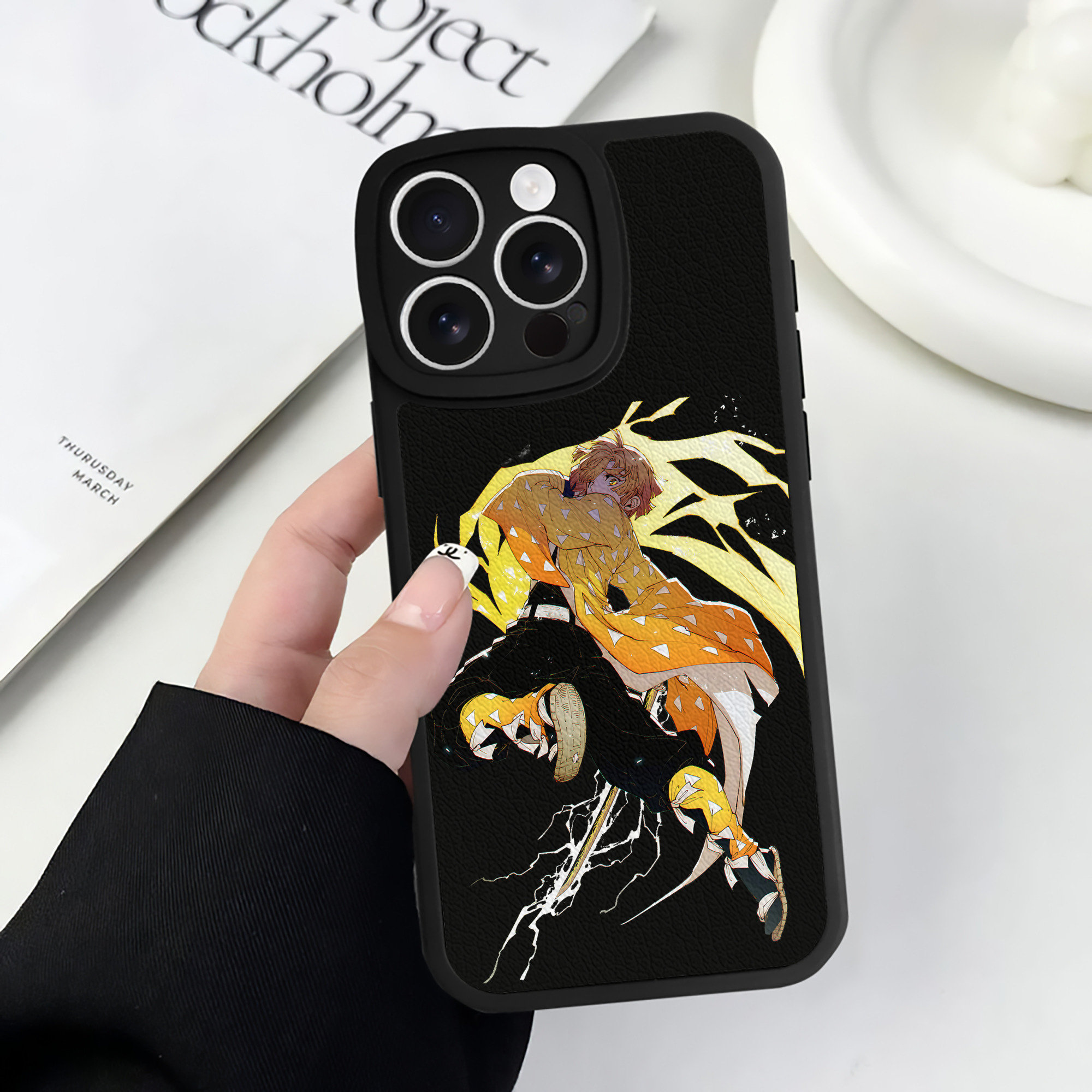 （画像用） 鬼滅の刃（きめつのやいば）我妻 善逸／あがつま ぜんいつ Agatsuma Zenitsu 【iPhone 16シリーズ対応】シリコンスマホケース（レザー調） 材質：シリコン